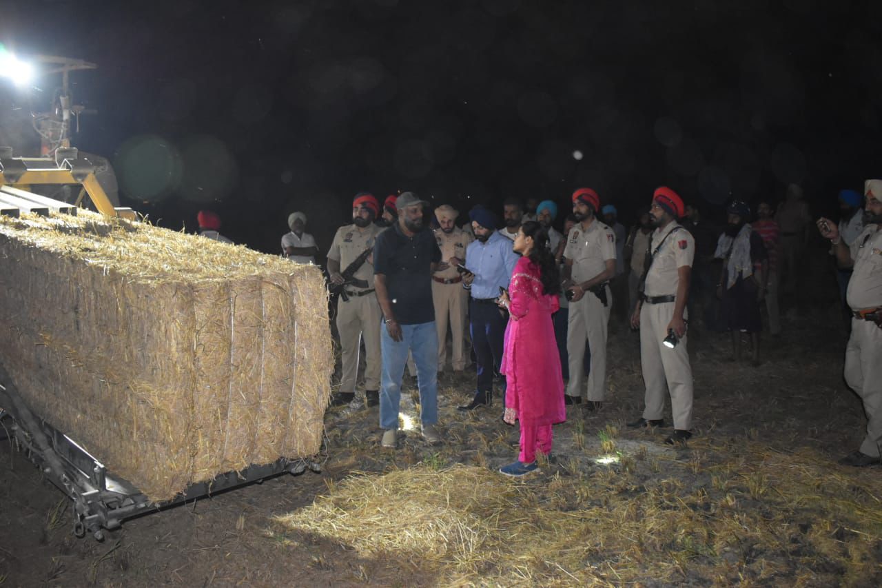 उपायुक्त और एसएसपी ने खेतों में जाकर पराली संभालने वाले किसानों की सराहना की